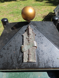 850088 Afbeelding van metalen bol en een bronzen plaquettes op een afvalbak op de Brink te Haarzuilens (gemeente Utrecht).